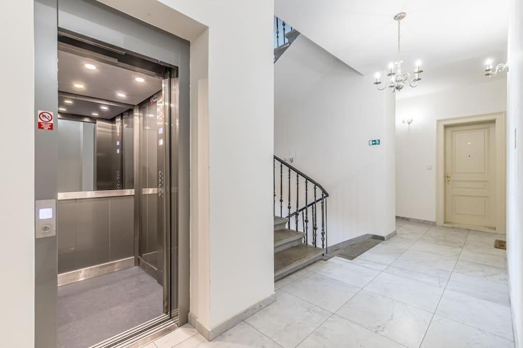 Cozy Quiet New Apartment In Karlin Square 布拉格 外观 照片