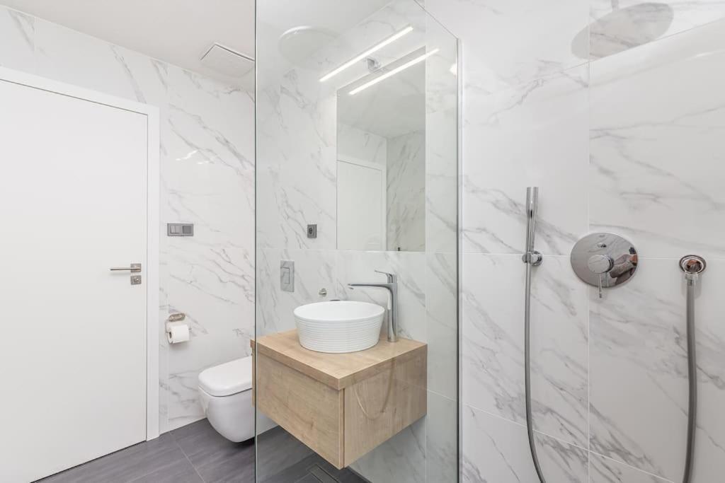 Cozy Quiet New Apartment In Karlin Square 布拉格 外观 照片